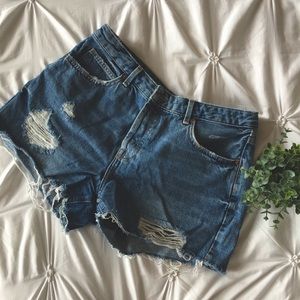 DISTRESSED JEAN SHORTS